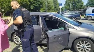Policjanci wybili szybę i uratowali psa z zamkniętego samochodu
