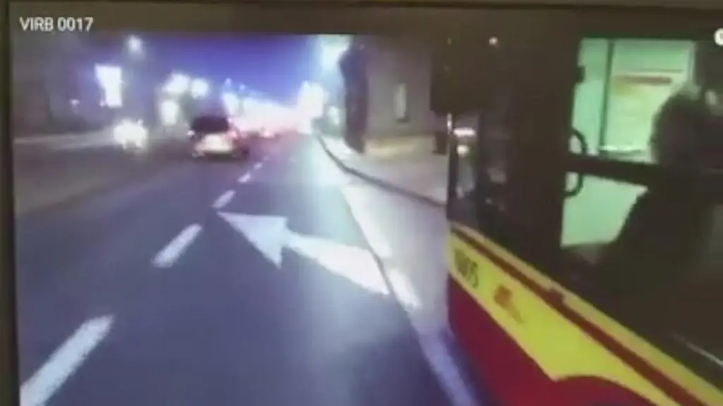 Kierowca autobusu pokazał, kto "rządzi" na buspasie