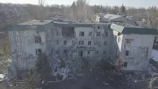 Zniszczony szpital w mieście Wołnowacha