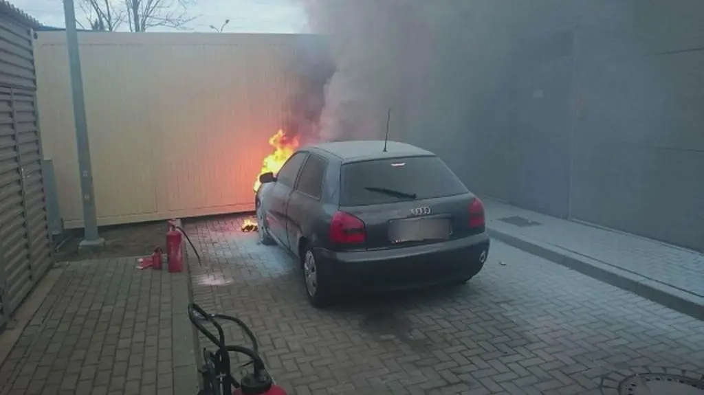 Pożar auta na stacji paliw. Gasił je policjant