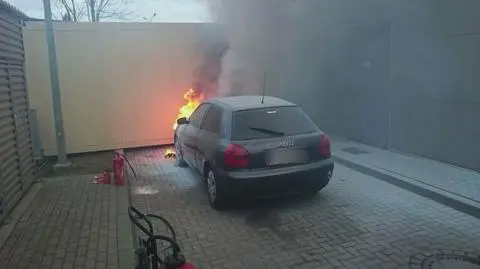 Pożar auta na stacji paliw. Gasił je policjant