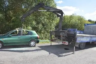Kradli auto za pomocą dźwigu 