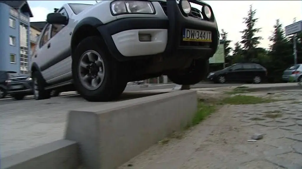 Na parking wjedziesz tylko terenowym samochodem