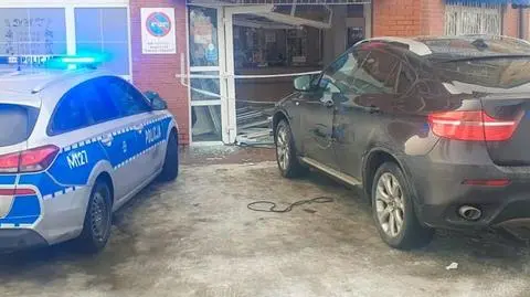 Pomyliła gaz z hamulcem, wjechała w pocztę