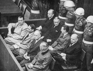 Proces norymberski. W pierwszym rzędzie siedzą Goering, Hess, von Ribbentrop i Keitel