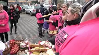 Rolniczki w Elblągu rozdawały mieszkańcom swoje sery, wędliny i warzywa
