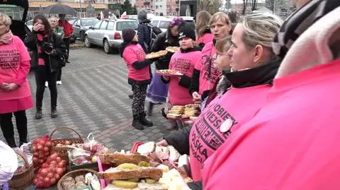Rolniczki wyszły na ulice. Rozdają sery, wędliny i warzywa
