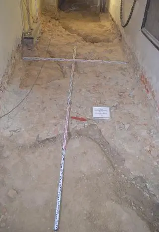 Widok murów wieży w korytarzu pomiędzy zakrystią a nawą kościoła
