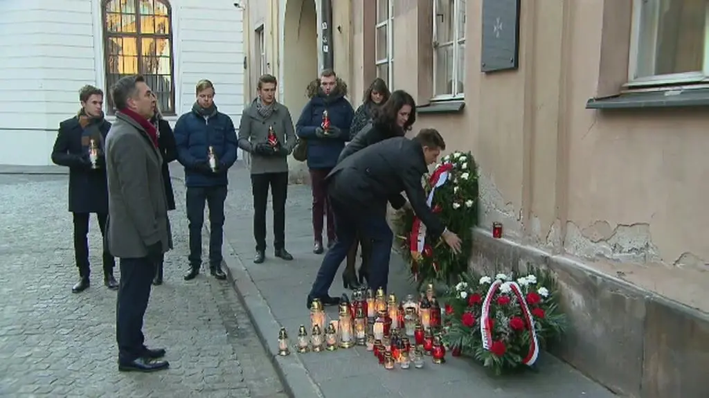 Lider Nowoczesnej złożył wieniec przed tablicą upamiętniającą Grzegorza Przemyka