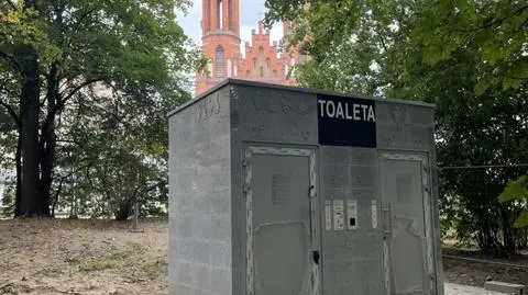 Toaleta stanęła w pobliżu Pałacu Branickich. W tle białostocka fara 