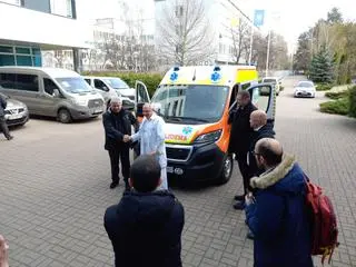 Kardynał Krajewski przekazał w Kijowie karetkę od papieża