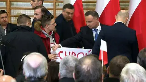 Krótka walka o transparent i interwencja prezydenta