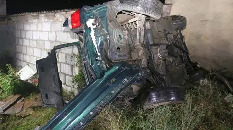 23-latek dachował i uderzył w budynek