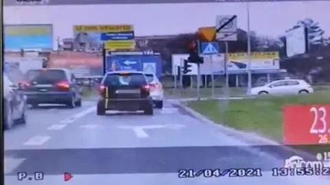 Dzieci podróżowały w bagażniku smarta