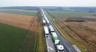 Kolejka tirów przed przejściem granicznym w Koroszczynie (zdjęcie z 2 grudnia)