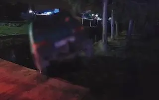Auto wpadło do potoku, kierowca nie żyje