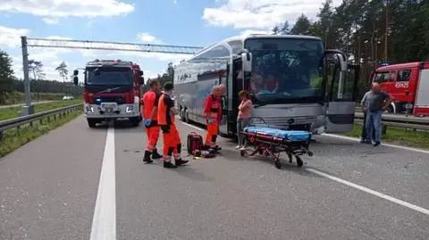 Wypadek z udziałem autobusu z dziećmi