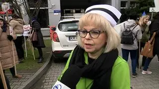 Wiceprzewodnicząca małopolskiego oddziału Ogólnopolskiego Związku Zawodowego Pielęgniarek i Położnych Lucyna Bicz. Protest pielęgniarek w Krakowie (12.04.2023)