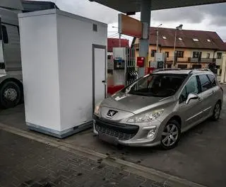 Wjechał w dystrybutor