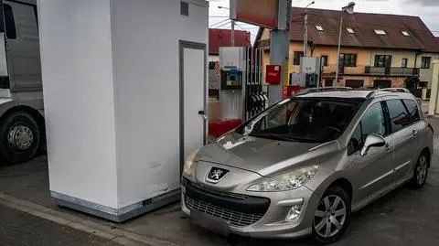 Wjechał w dystrybutor