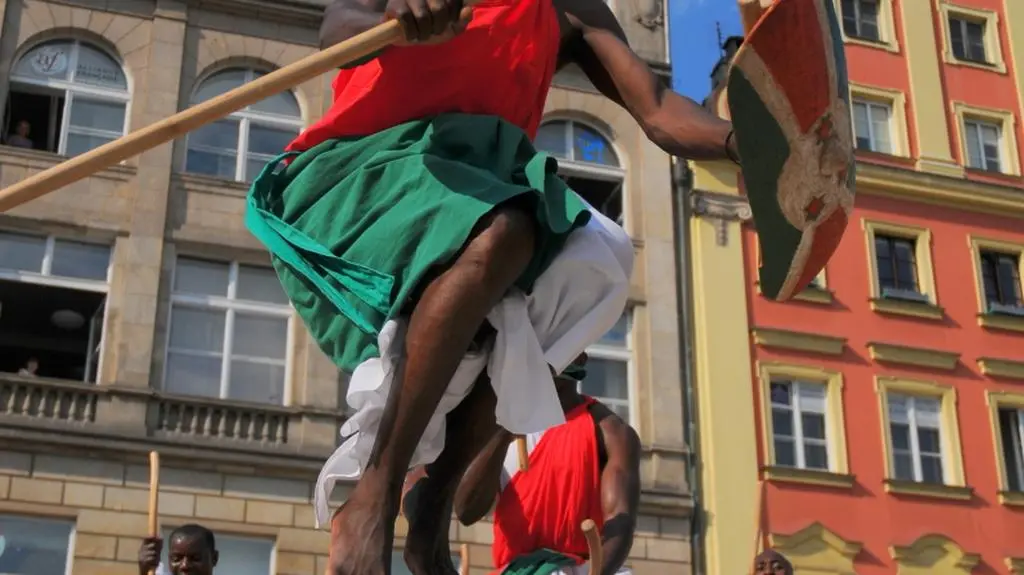 Skoki w rytm afrykańskich bębnów