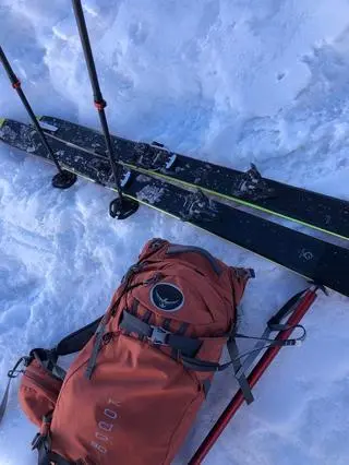 Skradzione ratownikowi medycznemu narty skiturowe to Blizzard Zero G 85 LTD o długości 178 cm z wiązaniami Marker Alpinist.