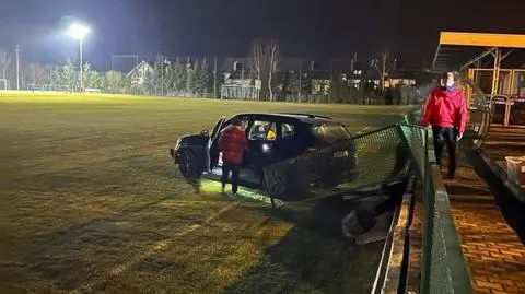 Niecodzienny "wypadek" Artura Rojka. Staranował samochodem ogrodzenie stadionu