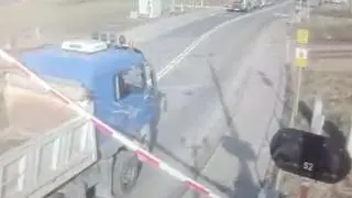 Kierowca wjechał na tory