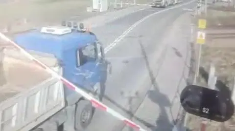 Wjechał na tory mimo opadających rogatek, szlaban zatrzymał się na ciężarówce