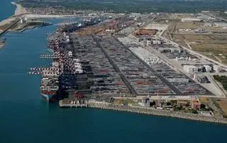 Port w Gioia Tauro jest największym portem Włoch pod względem ilości przeładowywanych kontenerów