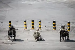 Amerykańscy żołnierze na kabulskim lotnisku