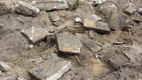 Nagrobki leżały pod wartwą asfaltu 