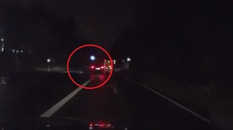 Ominął wysepkę i wyprzedził trzy pojazdy. "Na przejściu byli już piesi". Nagranie 