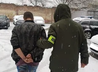 Powiedział że jest policjantem. Okradł i pobił seniora