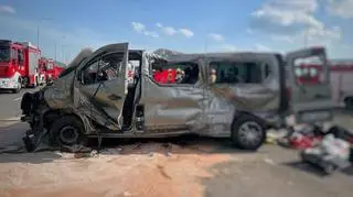 Bus dachował na A1, dwie osoby nie żyją
