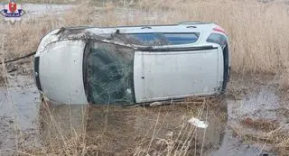 Kierowca osobówki wjechał do rowu, samochód zatrzymał się na dachu