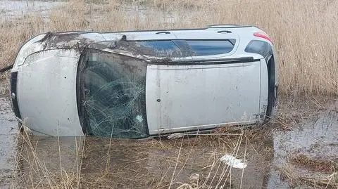 Kierowca osobówki wjechał do rowu, samochód zatrzymał się na dachu