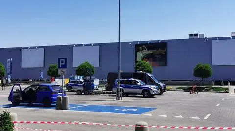 Miał koszulkę z napisem "policja". Twierdził, że otwarcie klapy bagażnika grozi wybuchem
