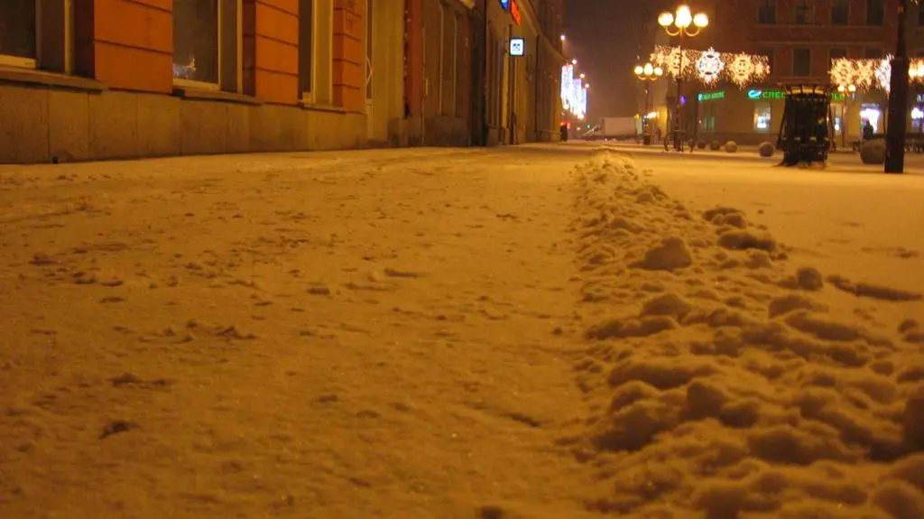 Śnieg zalega na chodnikach