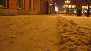 Śnieg zalega na chodnikach