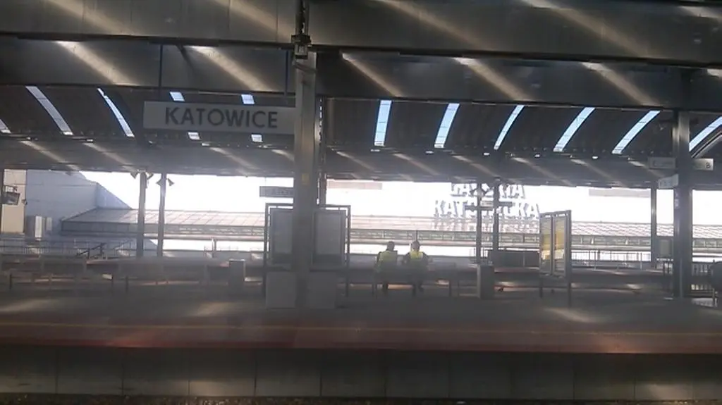 2 peron - 2 ochroniarzy, 3 peron - pasażerowie