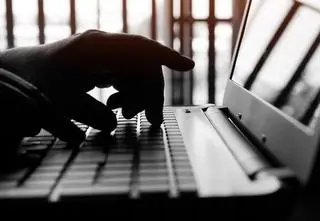 72-latka zakochała się w mężczyźnie z internetu, przelała mu 200 tysięcy złotych