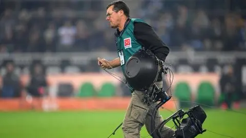 Kuriozalne obrazki w Bundeslidze. Mecz przerwany po "incydencie z kamerą"