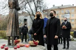 Wołodymyr Zełenski wraz z małżonką złożyli kompozycje z kłosami zboża przed pomnikiem upamiętniającym ofiary Wielkiego Głodu