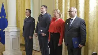 Strażnicy więzienni wyróżnieni odznaką Semper Paratus. Od lewej: Cezary Mecwaldowski, Tomasz Nawrocki, Magdalena Chojnacka,
Robert Poklek