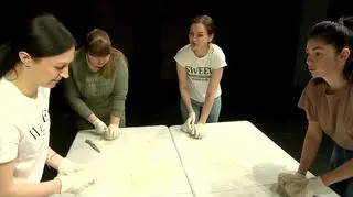 Ukrainki lepią chinkali w teatrze