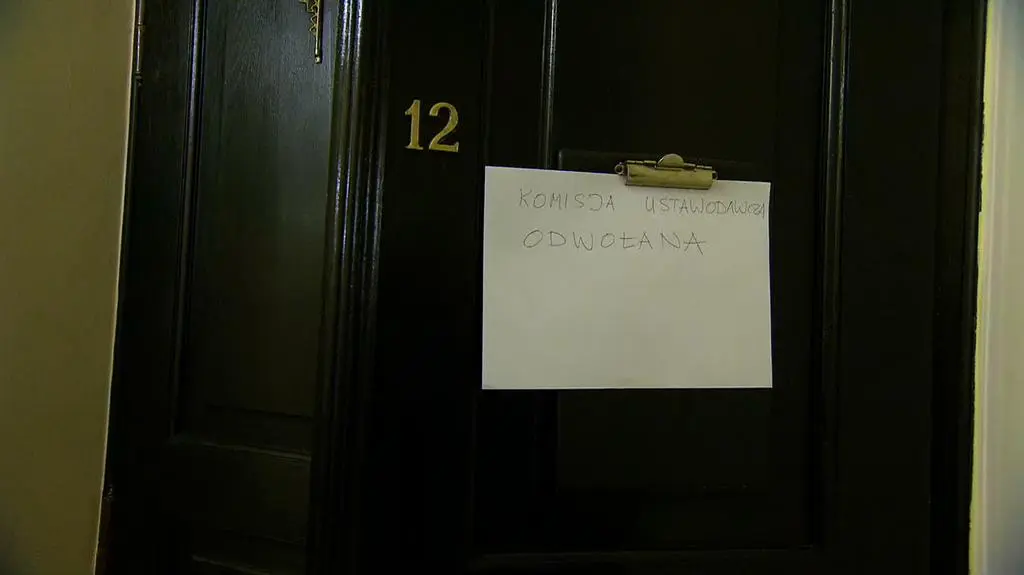 Komisja miała się zająć projektem ustawy o TK ale posiedzenie w ostatniej chwili odwołano