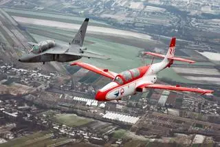 Samoloty szkolno-treningowe M-346 Master/Bielik (po lewej) i TS-11 Iskra