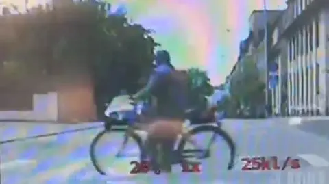 Prawie staranowała pieszego i to na oczach policjantów. Nagranie z radiowozu