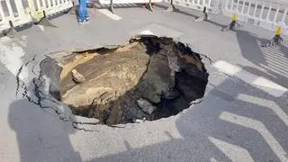 Woda podmyła ziemię, przez co między asfaltem a glebą powstała pustka